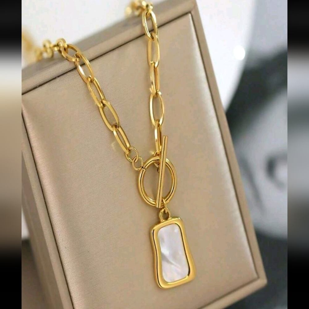 BRAND NEW ** Elegant Gold Necklace
